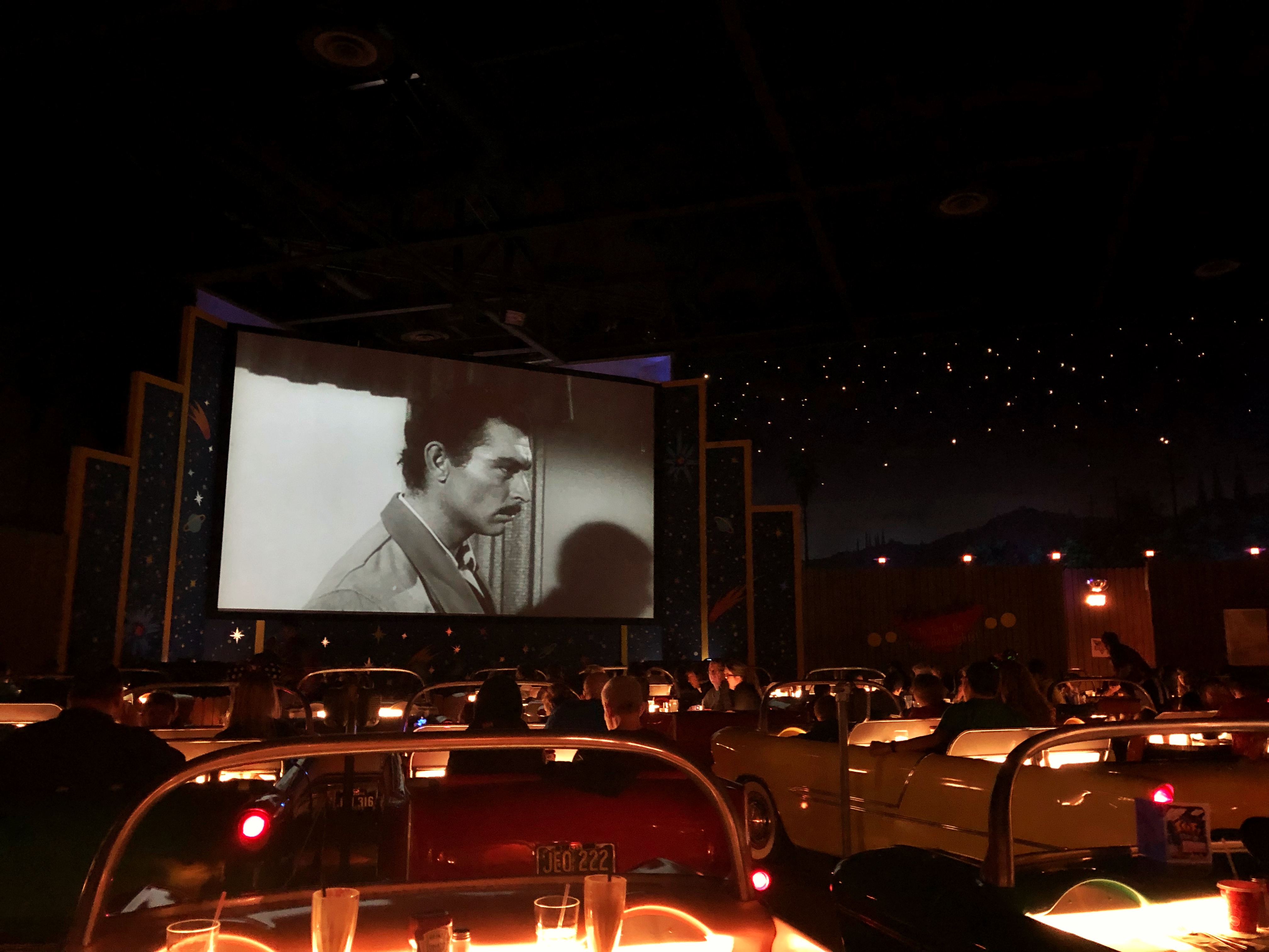 Sci-Fi Dine-In HS salão