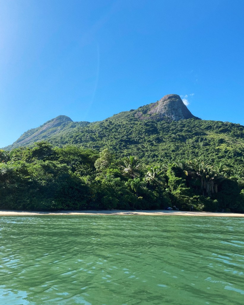 Vista do pico Pão de Açúcar, no Saco do Mamanguá, baía de Paraty, Rio de Janeiro.