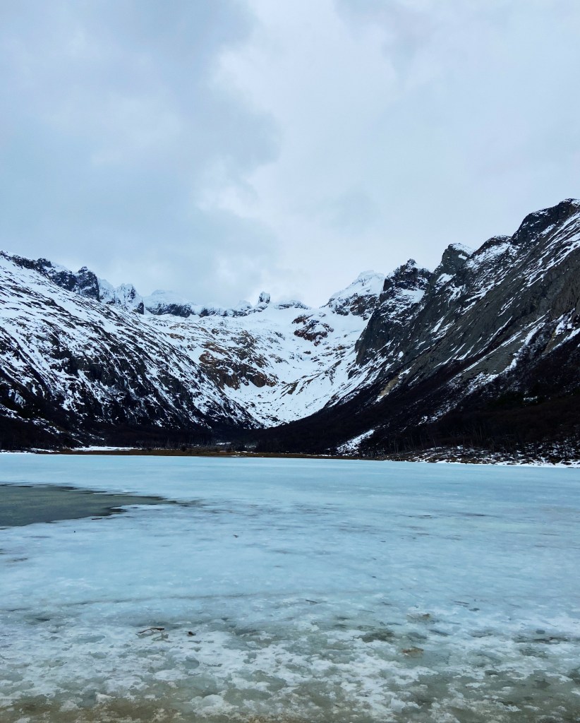 Laguna Esmeralda, que estava em processo de adquirir a cor esmeralda por conta da época do ano.