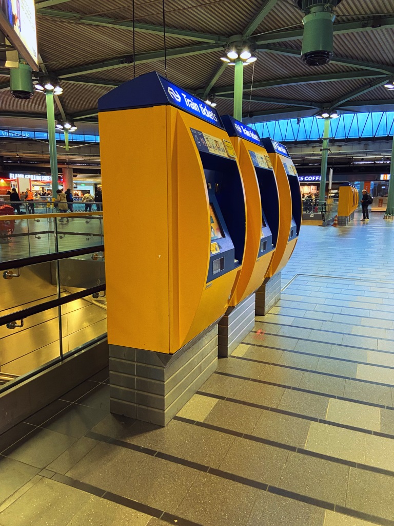 Totens da NS no aeroporto Schiphol para compra de bilhetes de trem do aeroporto para a estação central em Amsterdam